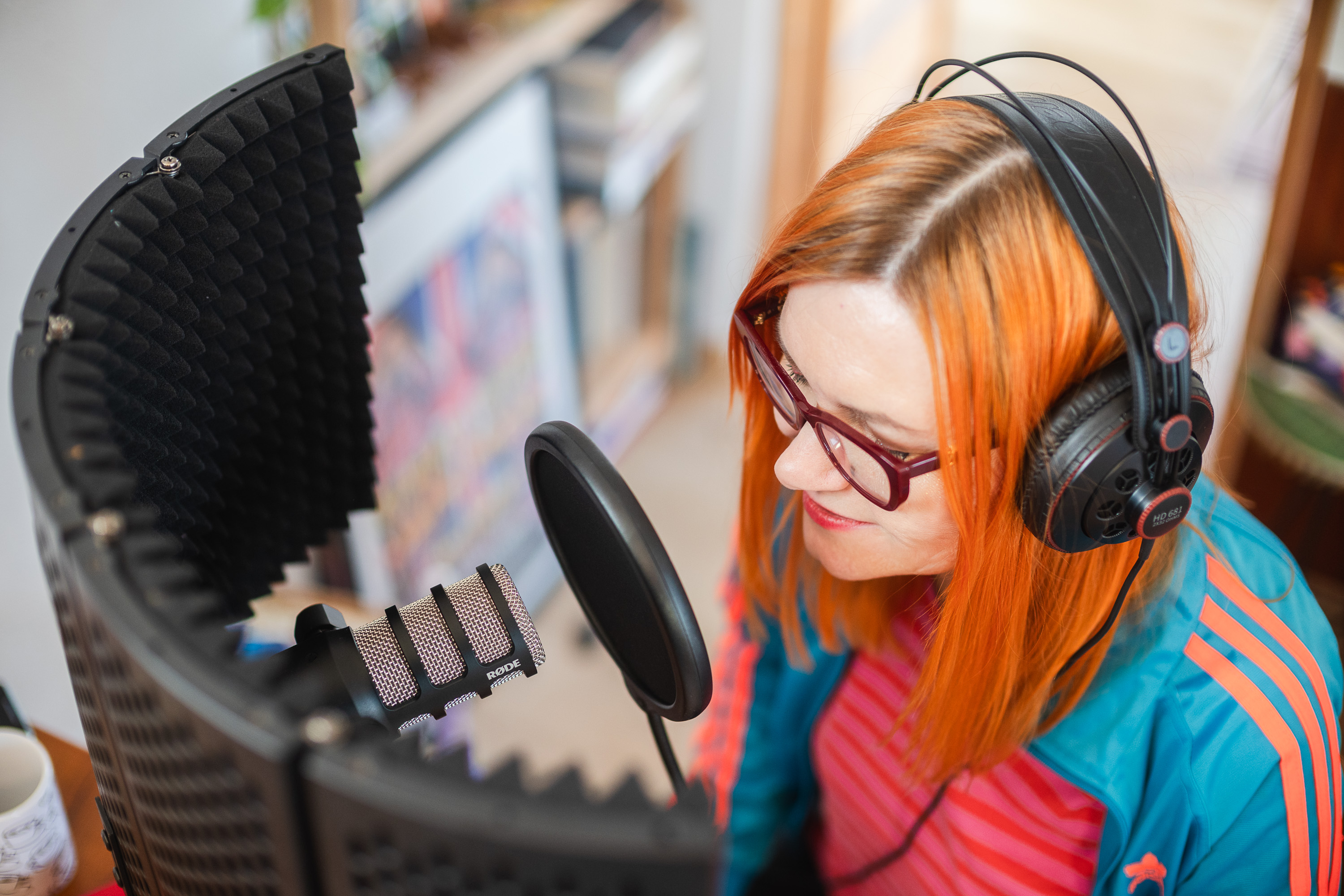 Anna Szynwelska – kuratorka i autorka podcastu ArteCast, portret w studiu