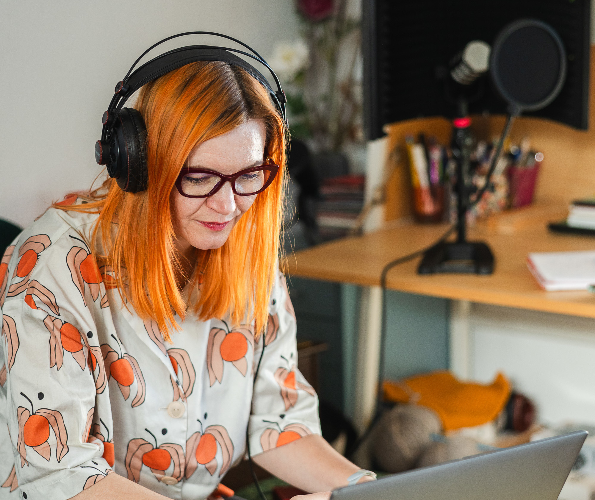 Studio nagraniowe podcastu ArteCast z profesjonalnym mikrofonem i sprzętem audio