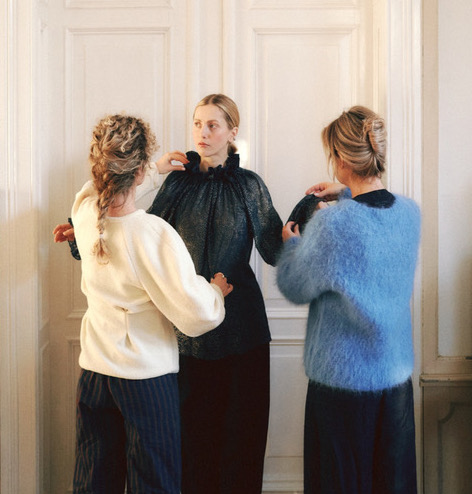 Aurelia & Zwei Frauen – duet projektantek mody slow fashion, portret w studiu projektowym